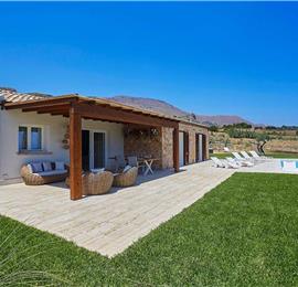 3 bedroom villa with infinity pool and jacuzzi, Scopello, sleeps 5-6